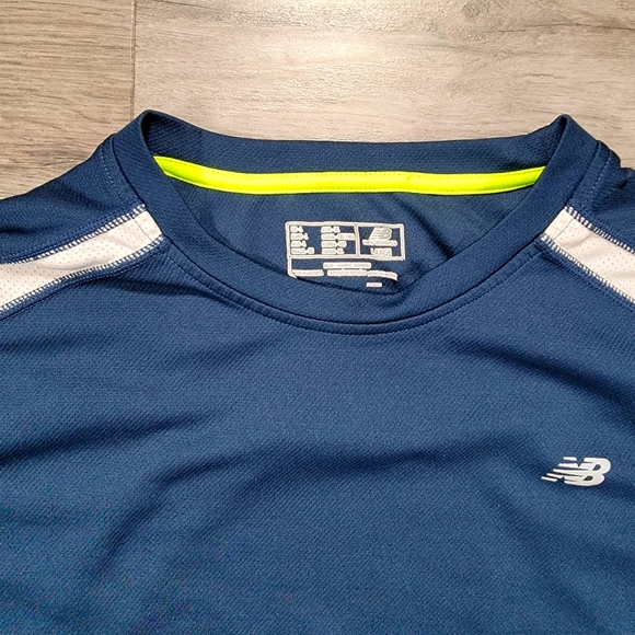 New balance running tshirt, size large - Picture 4 of 6